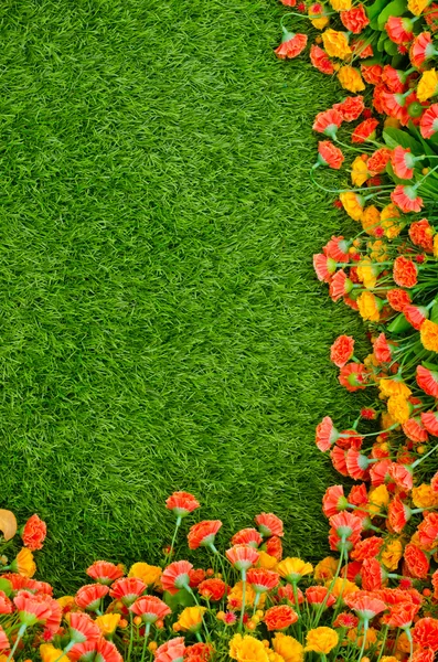 Campo de grama artificial e flores — Fotografia de Stock