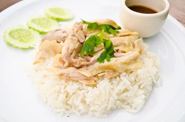 Riz cuit à la vapeur avec soupe de poulet — Photo