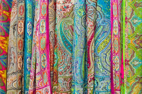 Bufanda colorida en una fila — Foto de Stock