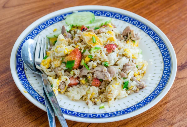 Nasi goreng dengan daging babi, telur dan stroberi — Stok Foto
