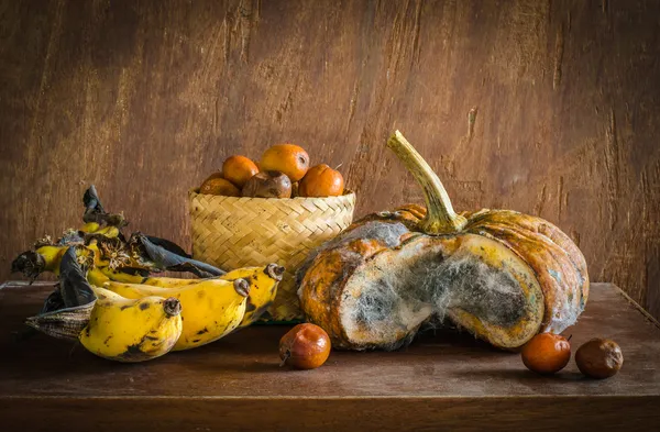 Oude pompoen, bananen en monky apple — Stockfoto