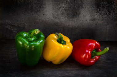 tablo üzerinde tatlı biber.