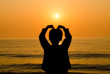 siluet çocuk el kalp şekil verme