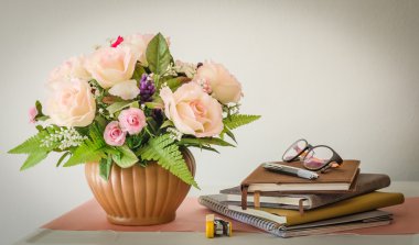 Masadaki kırtasiye malzemesi