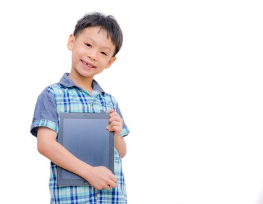 oğlan gülümsüyor tablet bilgisayar ile