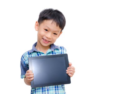 oğlan gülümsüyor tablet bilgisayar ile