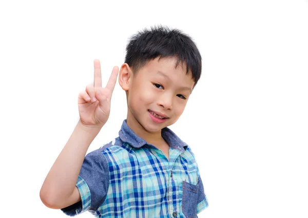 Портрет мальчика, показывающий знак победы — стоковое фото