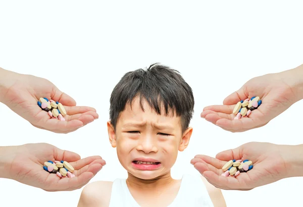 Chico llorando porque no quieres tomar más medicina — Foto de Stock