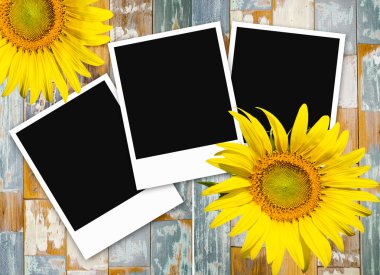 ahşap masa üzerinde fotoğraf çerçevesi