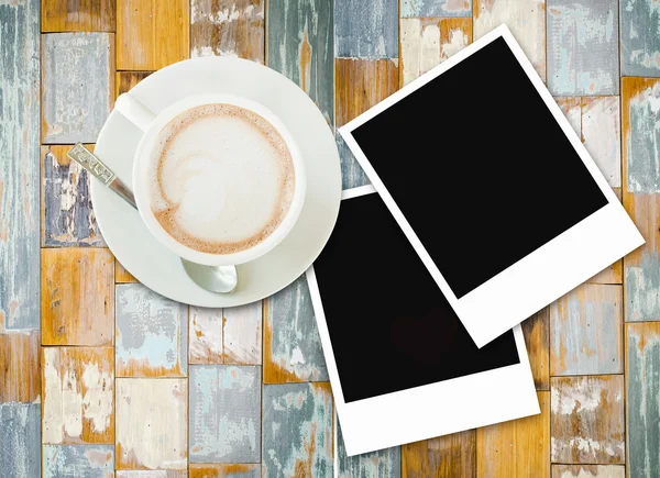 Фоторамка с чашкой кофе на столе — стоковое фото