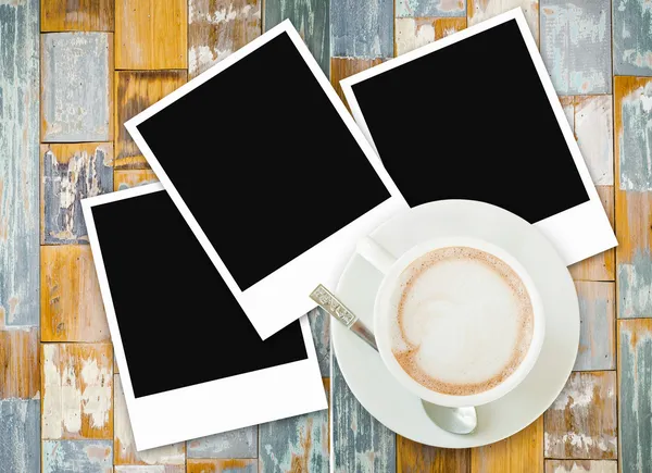 Marco de fotos con taza de café en la mesa — Foto de Stock