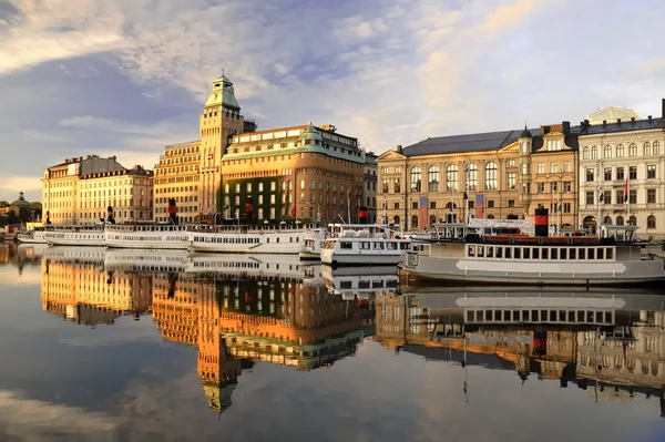 Stockholm embankment with boats — Stock Photo, Image