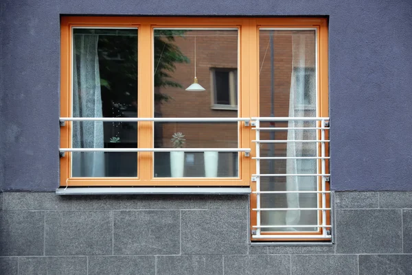 Venster en balkon — Stockfoto