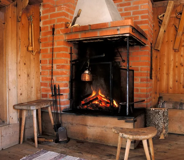 Chimenea de cabaña de registro —  Fotos de Stock