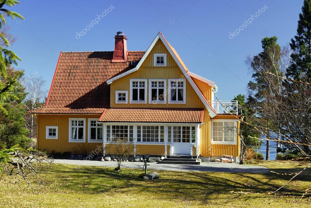 Casa de classe média sueca — fotografia de stock editorial © a40757 ... Classe a casa