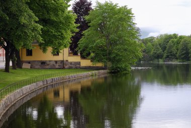 Nehir kenarındaki ev.