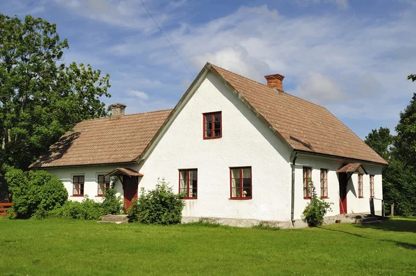 Weiße Häuser und Garten — Stockfoto