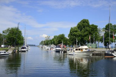 Vadstena, İsveç - 26 Haziran 2021: Mavi gökyüzü Vadstena Limanı