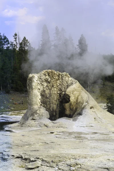 Giant Geyser in Yellowstone — Stock Photo, Image