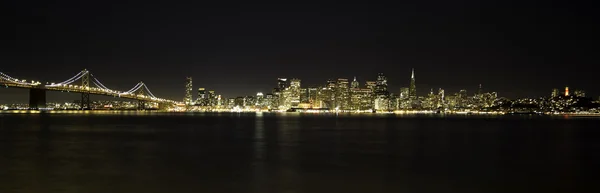 Horizonte de la noche de San francisco sobre la bahía Imágenes de stock libres de derechos