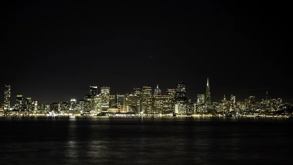 Horizonte de la noche de San francisco sobre la bahía Fotos de stock libres de derechos