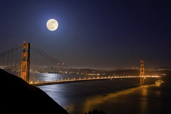Super Luna visitando Golden Gate Bridge - San Francisco Fotos de stock libres de derechos