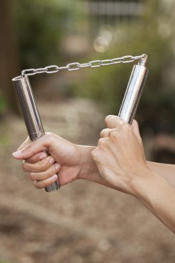 kadınların elleri Holding'in bir nunchaku