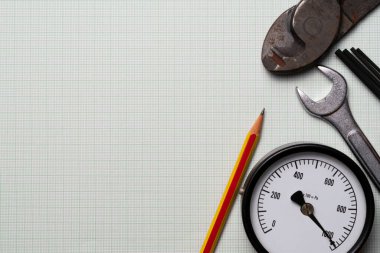 Kağıt çizelge tablosu arka planı ve mühendislik konseptine sahip eski araçlar