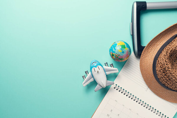 Концепция поездки отпуск и длительные летние выходные планирование на зеленом фоне стола