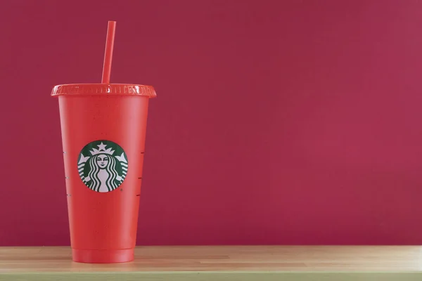 Bangkok Tailandia Marzo 2021 Cerrar Una Taza Café Starbucks Rojo — Foto de Stock