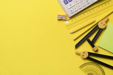 Ofiste sarı masa arkasında kırtasiye malzemesi olan mühendis ya da mimar masası, proje fikirleri kavramı