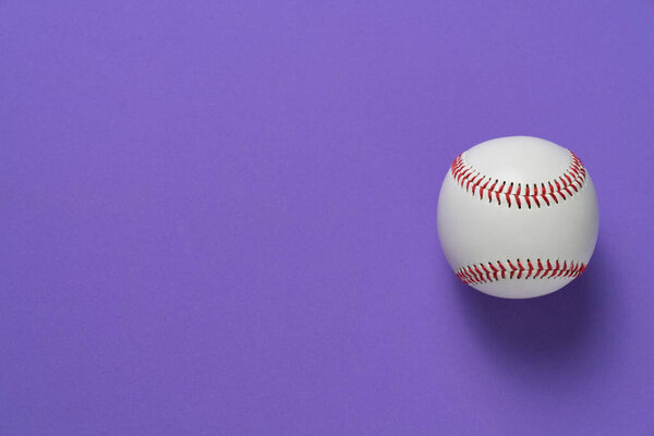 бейсбол на фиолетовом фоне, вид сверху