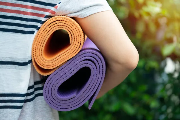 Jovem Segurando Tapete Ioga Aula Exercícios Para Esporte Conceito Saudável — Fotografia de Stock