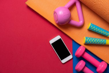Yoga paspası geçmişi olan spor aletlerini çalıştırma zamanı.