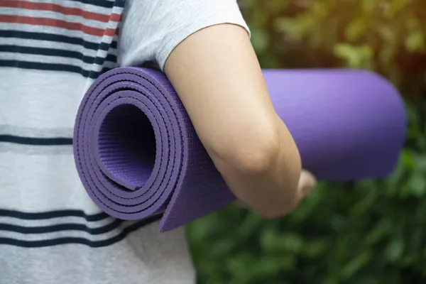 Jeune Femme Tenant Tapis Yoga Classe Exercice Pour Concept Sportif — Photo
