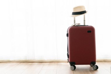 bavul, bagaj veya bagaj kapağı ahşap masa arka planı, seyahat ve turizm konsepti