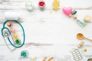 ahşap masa üzerinde bir sürü renkli ilaç veya hap, sağlıklı ve ilaç konsepti, düz uzanma