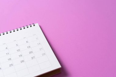 Pembe masa arkaplanındaki takvimi kapat, iş toplantısı ya da seyahat planlama konseptini planla