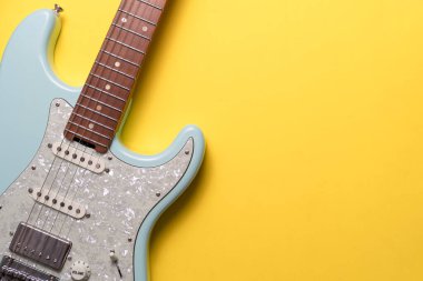 Sarı masa arkasında elektro gitar, düz yatak, müzik enstrümanı konsepti