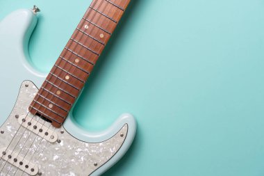 Yeşil masa arkasında elektro gitar, düz yatak, müzik enstrümanı konsepti
