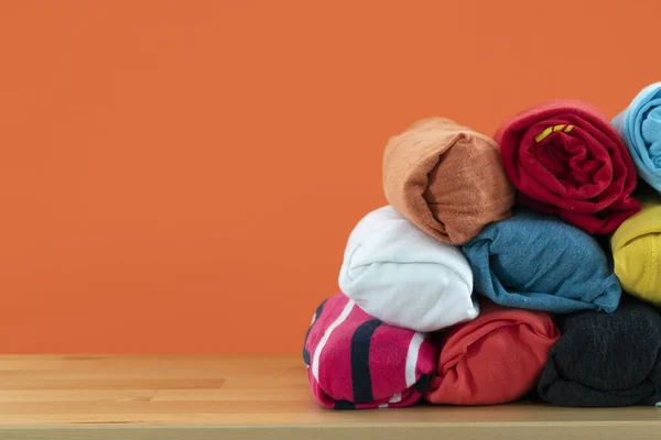 Gros Plan Des Vêtements Shirt Colorés Roulés Sur Table Bois — Photo