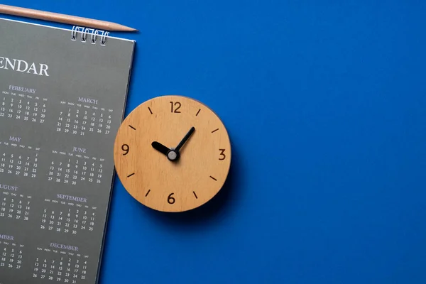 Close Calendário Relógio Sobre Fundo Mesa Azul Planejamento Para Reunião — Fotografia de Stock