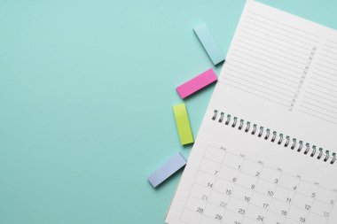 Takvimin yeşil masa arka planında kapatılması, iş toplantısı veya seyahat planlama konsepti için planlama