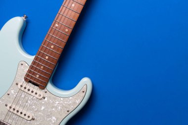 Mavi masa arkasındaki elektro gitarı kapat, müzik konsepti