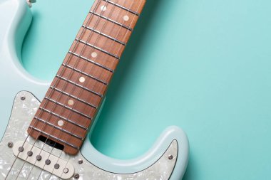 Yeşil masa arkasında elektro gitar, müzik konseptini kapat