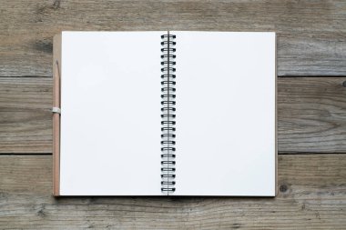 Ahşap masa arkasında tahta kalemi olan defter, kapat.