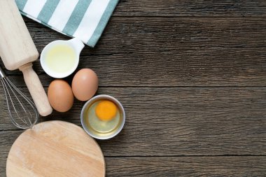 Ahşap masada yemek pişirmek için mutfak gereçleri, yemek hazırlama konsepti