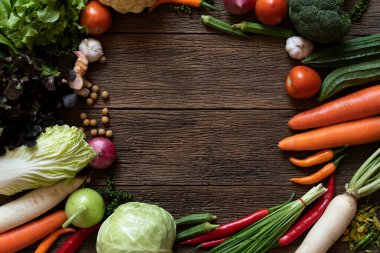 Taze çiftçiler yukarıdan meyve ve sebze pazarlıyorlar. Fotokopi alanı, sağlıklı gıda konsepti.