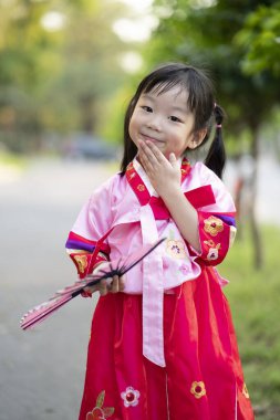 Geleneksel Hanbok giyen Koreli kız çocuğu
