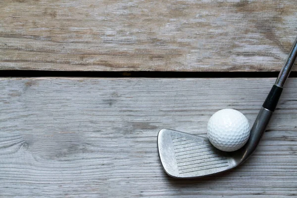 木製のテーブルの背景にゴルフボールやゴルフクラブ スポーツの概念 — ストック写真